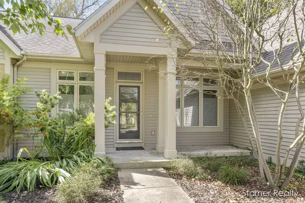 1663 Oakleigh Woods NW Drive, Grand Rapids, MI 49504