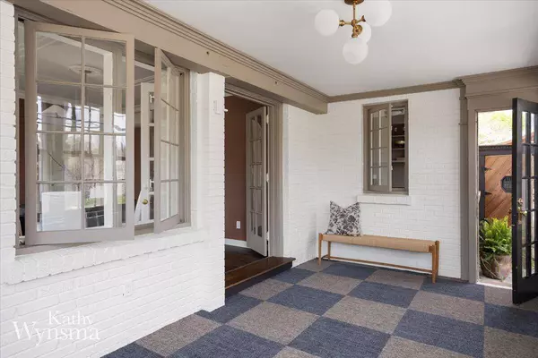 1154 E Chippewa SE Drive, Grand Rapids, MI 49506