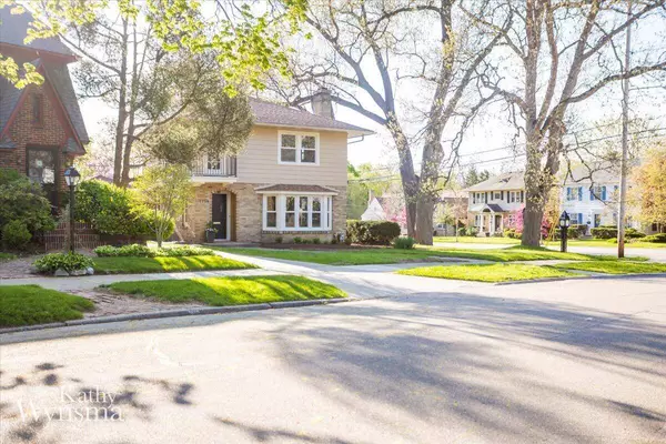 1154 E Chippewa SE Drive, Grand Rapids, MI 49506