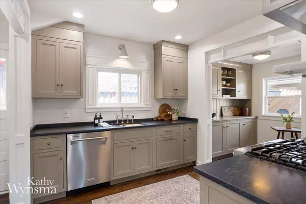 1154 E Chippewa SE Drive, Grand Rapids, MI 49506