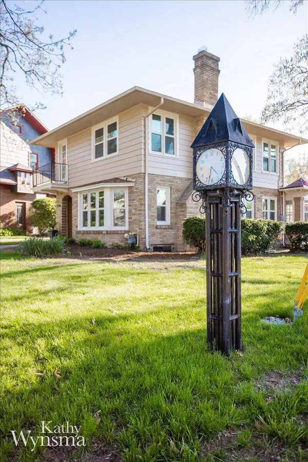 1154 E Chippewa SE Drive, Grand Rapids, MI 49506