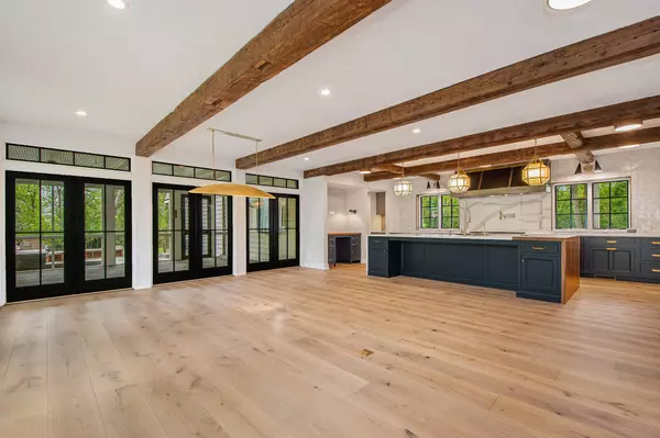 310 Lakeside SE Drive, East Grand Rapids, MI 49506