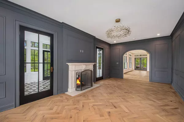 310 Lakeside SE Drive, East Grand Rapids, MI 49506