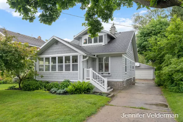 2071 Oakwood NE Avenue, Grand Rapids, MI 49505