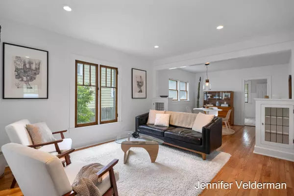 2071 Oakwood NE Avenue, Grand Rapids, MI 49505