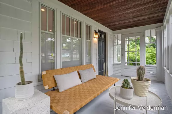 2071 Oakwood NE Avenue, Grand Rapids, MI 49505