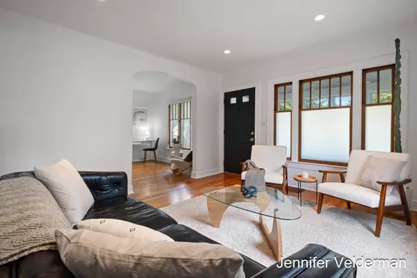 2071 Oakwood NE Avenue, Grand Rapids, MI 49505