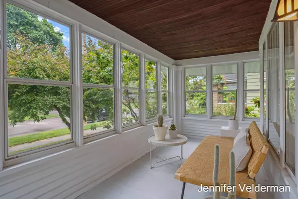 2071 Oakwood NE Avenue, Grand Rapids, MI 49505