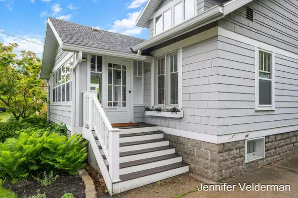 2071 Oakwood NE Avenue, Grand Rapids, MI 49505