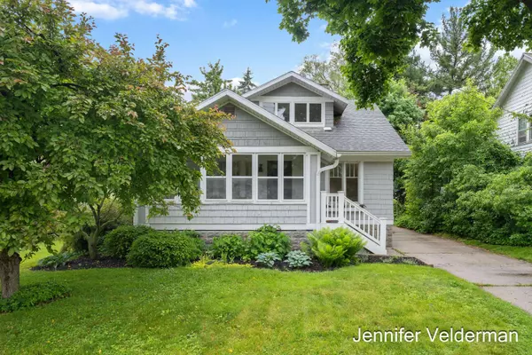 2071 Oakwood NE Avenue, Grand Rapids, MI 49505