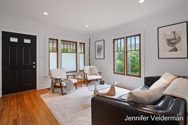 2071 Oakwood NE Avenue, Grand Rapids, MI 49505