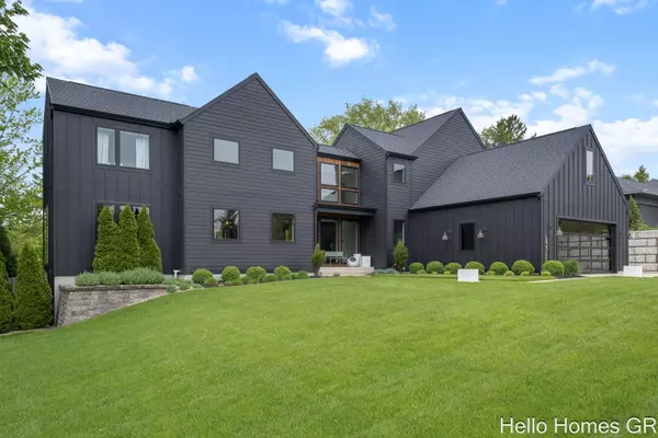 421 Manhattan SE Road, East Grand Rapids, MI 49506