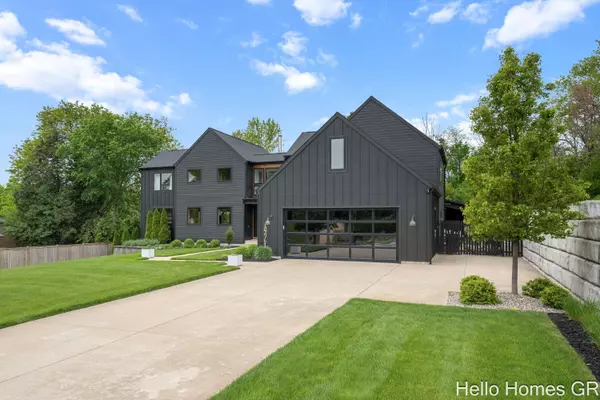 421 Manhattan SE Road, East Grand Rapids, MI 49506