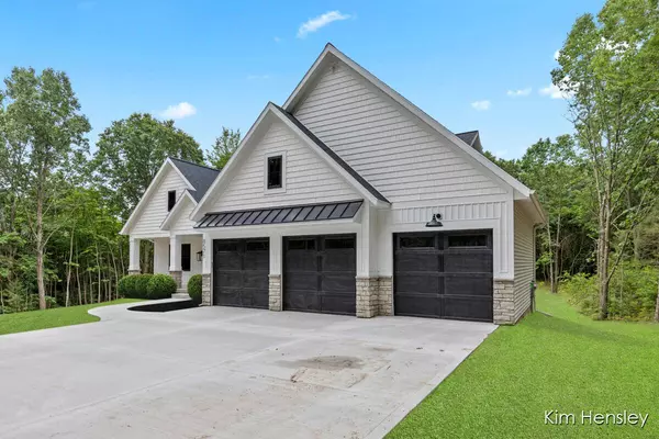 8571 Young NE Avenue, Rockford, MI 49341