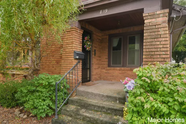 819 Van Buren NW Avenue, Grand Rapids, MI 49504