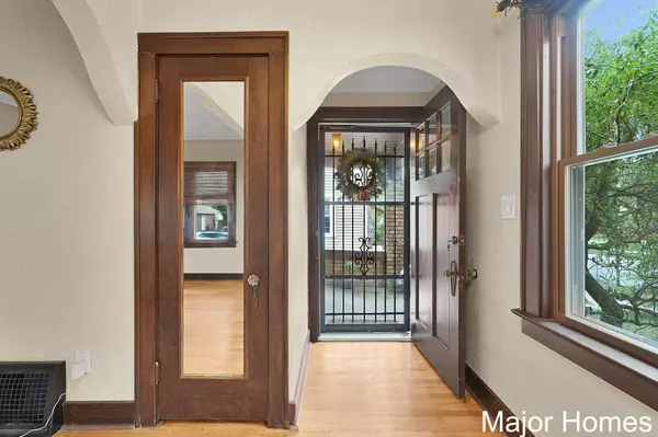 819 Van Buren NW Avenue, Grand Rapids, MI 49504