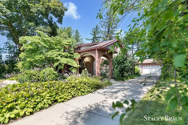 3131 Oak Hollow SE Drive, Grand Rapids, MI 49506