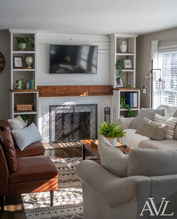 2477 Riverside NE Drive, Grand Rapids, MI 49505