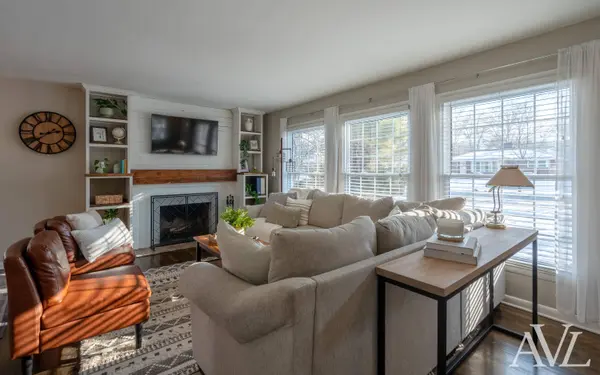 2477 Riverside NE Drive, Grand Rapids, MI 49505