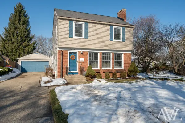 2477 Riverside NE Drive, Grand Rapids, MI 49505