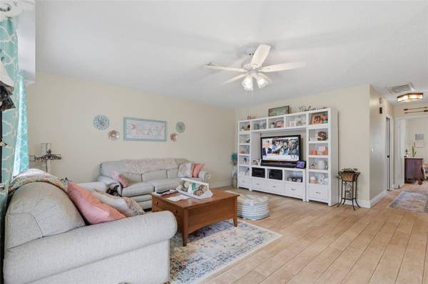 216 GLOUCESTER BLVD #216, Sun City Center, FL 33573