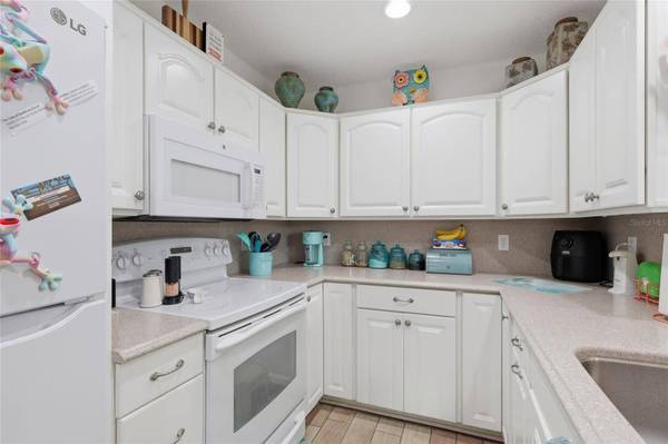 216 GLOUCESTER BLVD #216, Sun City Center, FL 33573