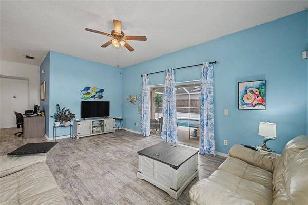 655 SAND RIDGE DR, Valrico, FL 33594