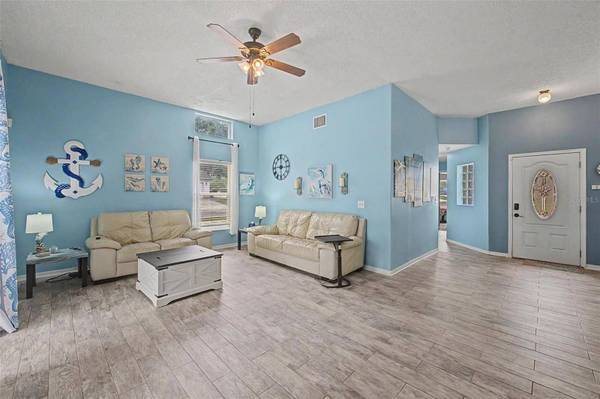 655 SAND RIDGE DR, Valrico, FL 33594