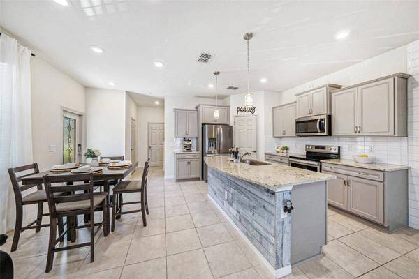 5005 BLUE LATAN LN, Tampa, FL 33610