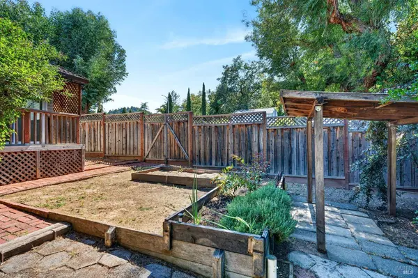 100 Roan CT, Cloverdale, CA 95425