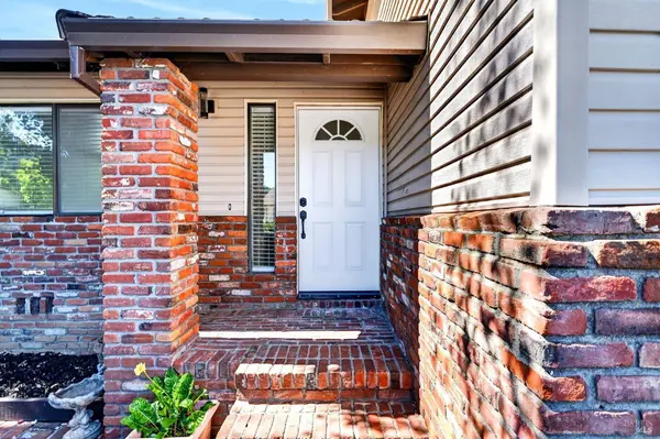 100 Roan CT, Cloverdale, CA 95425