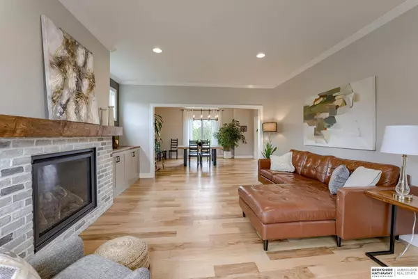 8616 Broadmoor Drive, Omaha, NE 68114