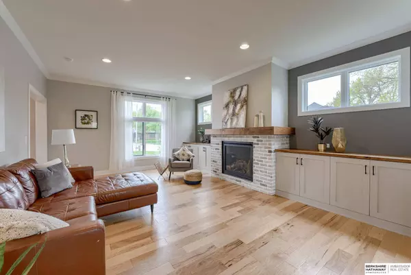 8616 Broadmoor Drive, Omaha, NE 68114