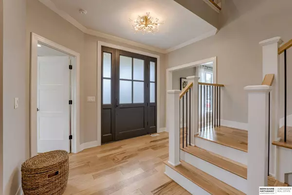 8616 Broadmoor Drive, Omaha, NE 68114