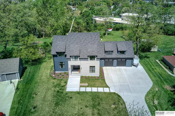 8616 Broadmoor Drive, Omaha, NE 68114