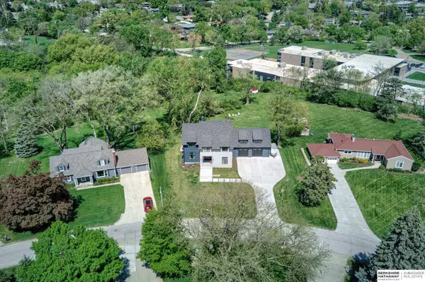 8616 Broadmoor Drive, Omaha, NE 68114