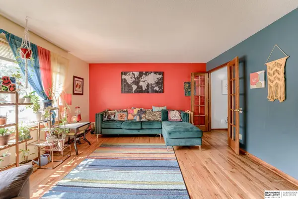 10212 V Street, Omaha, NE 68127