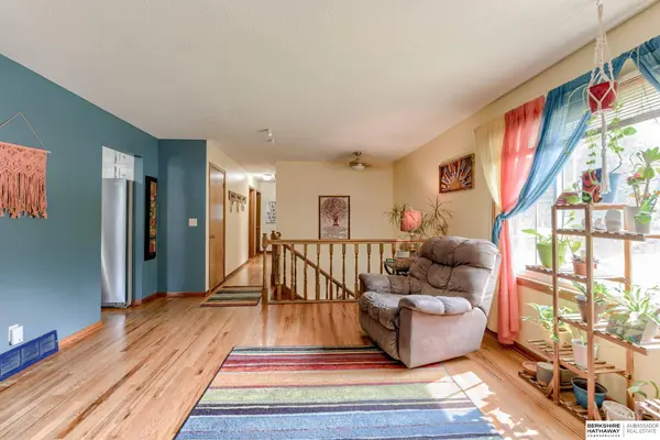 10212 V Street, Omaha, NE 68127