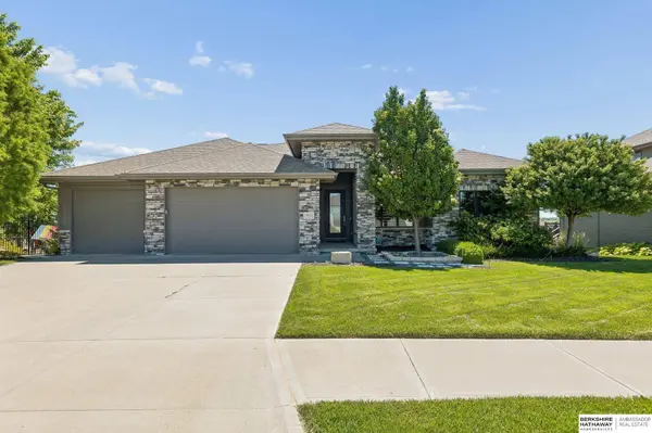 1611 S 208 ST, Elkhorn, NE 68022