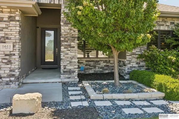 1611 S 208 ST, Elkhorn, NE 68022