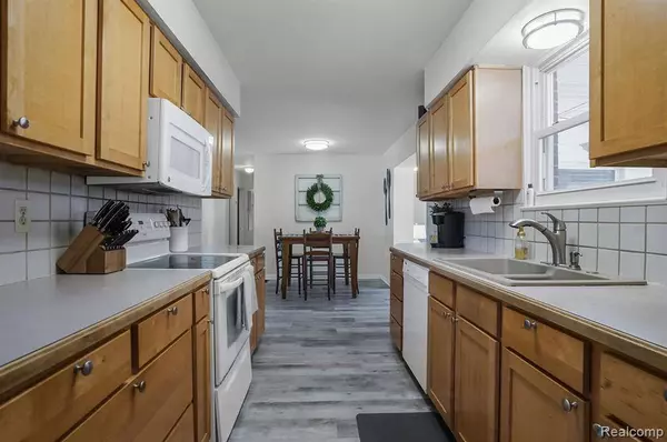 1200 State Road, Fenton, MI 48430