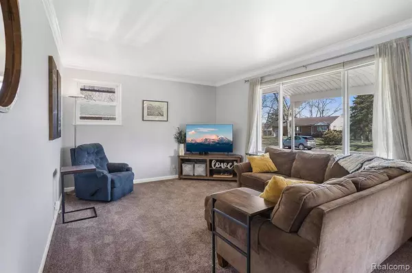 1200 State Road, Fenton, MI 48430