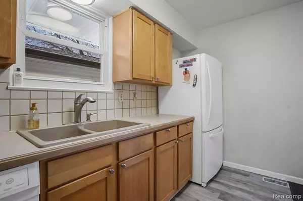 1200 State Road, Fenton, MI 48430