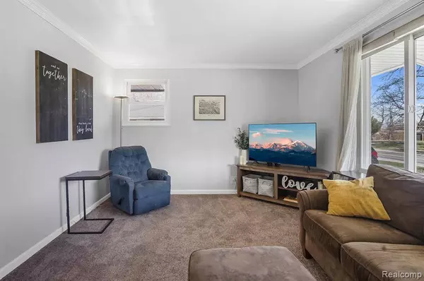 1200 State Road, Fenton, MI 48430