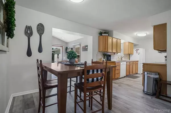 1200 State Road, Fenton, MI 48430