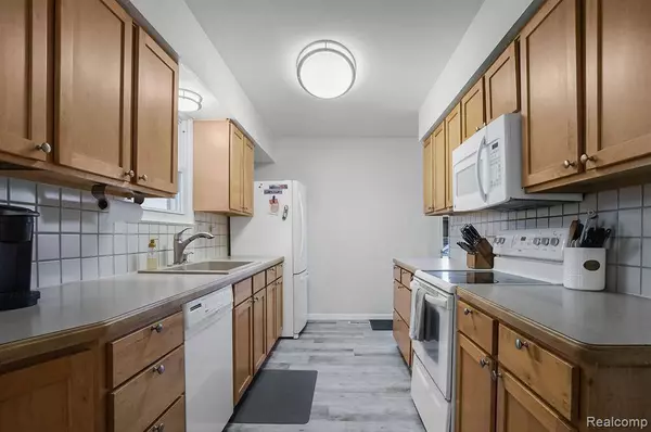 1200 State Road, Fenton, MI 48430