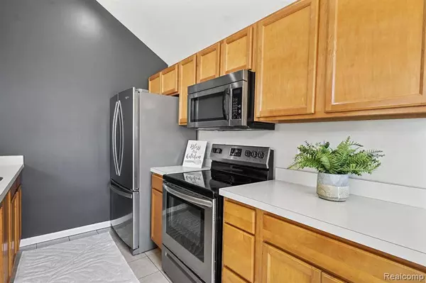 606 Olde English Circle, Howell, MI 48855