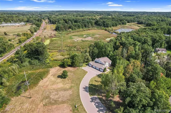 939 Eagle Drive, Fenton, MI 48430