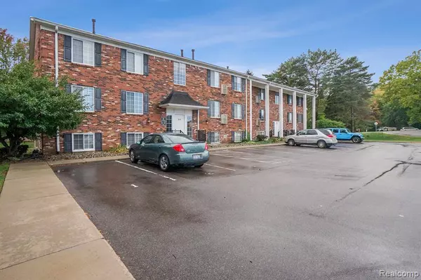 515 W Highland Road 1, Howell, MI 48843