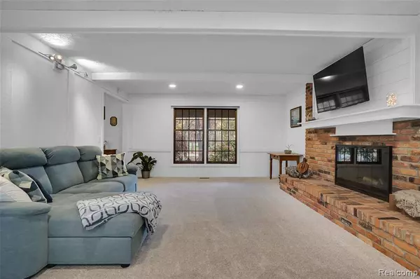 5180 Glenway Drive, Brighton, MI 48116